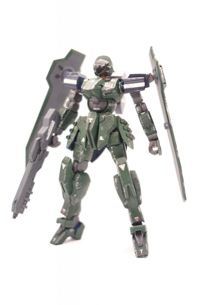 前回は厚塗りしすぎて塗膜にひび割れができてしまったので、その反省を踏まえ薄い塗料を何度も塗り重ねました。最初は「こんなんでキレイになんのかいな？」と思ってましたが、時間をかけ何とか均一（っぽく）塗れたように思います。あと、初めてドライブラシを使って塗装ハゲとか傷とかを付けてみました。塗りムラを少しでも誤魔化すためでしたが、かなり楽しかったです。まあ、楽しすぎて調子に乗って、やり過ぎた感は否めないけれども。