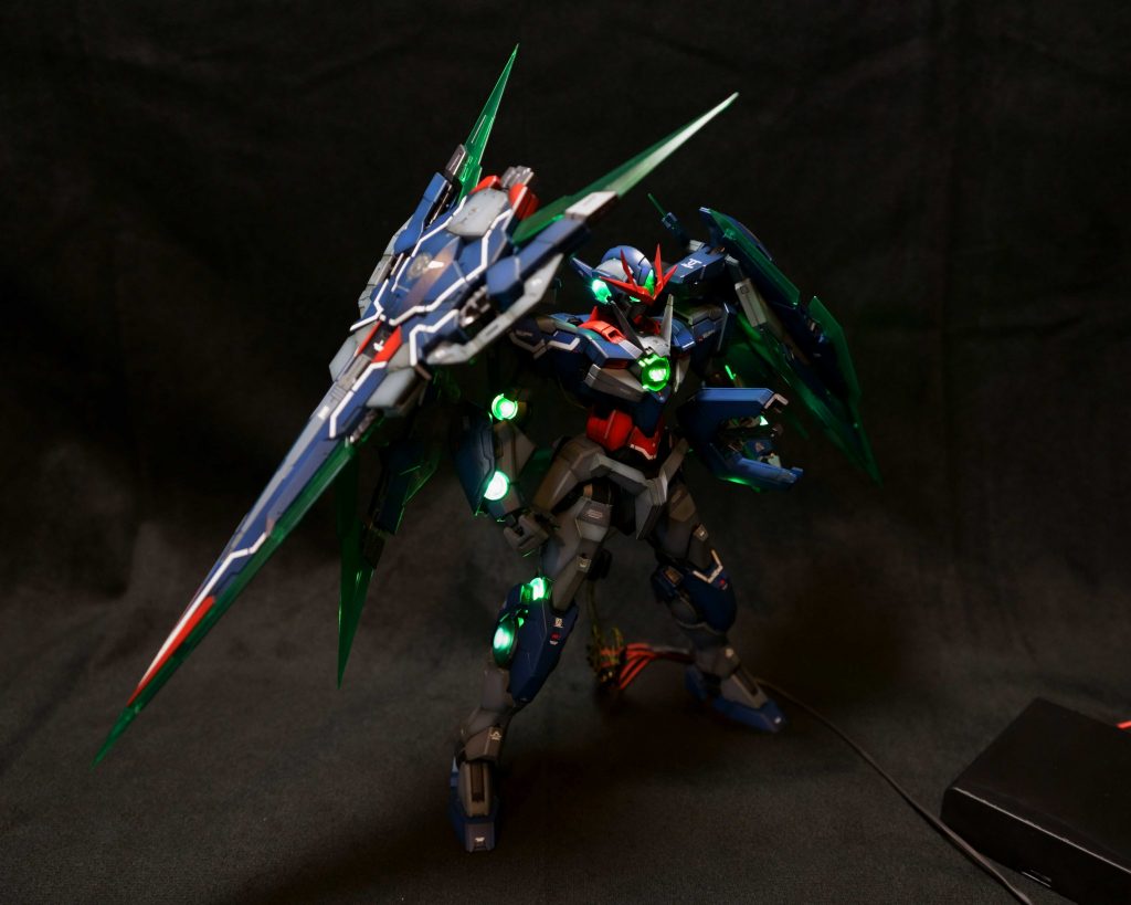 全部でLED15個取り付けています。GNドライブと耳部分はキャンドルICを取り付けて不規則な発光を繰り返します。