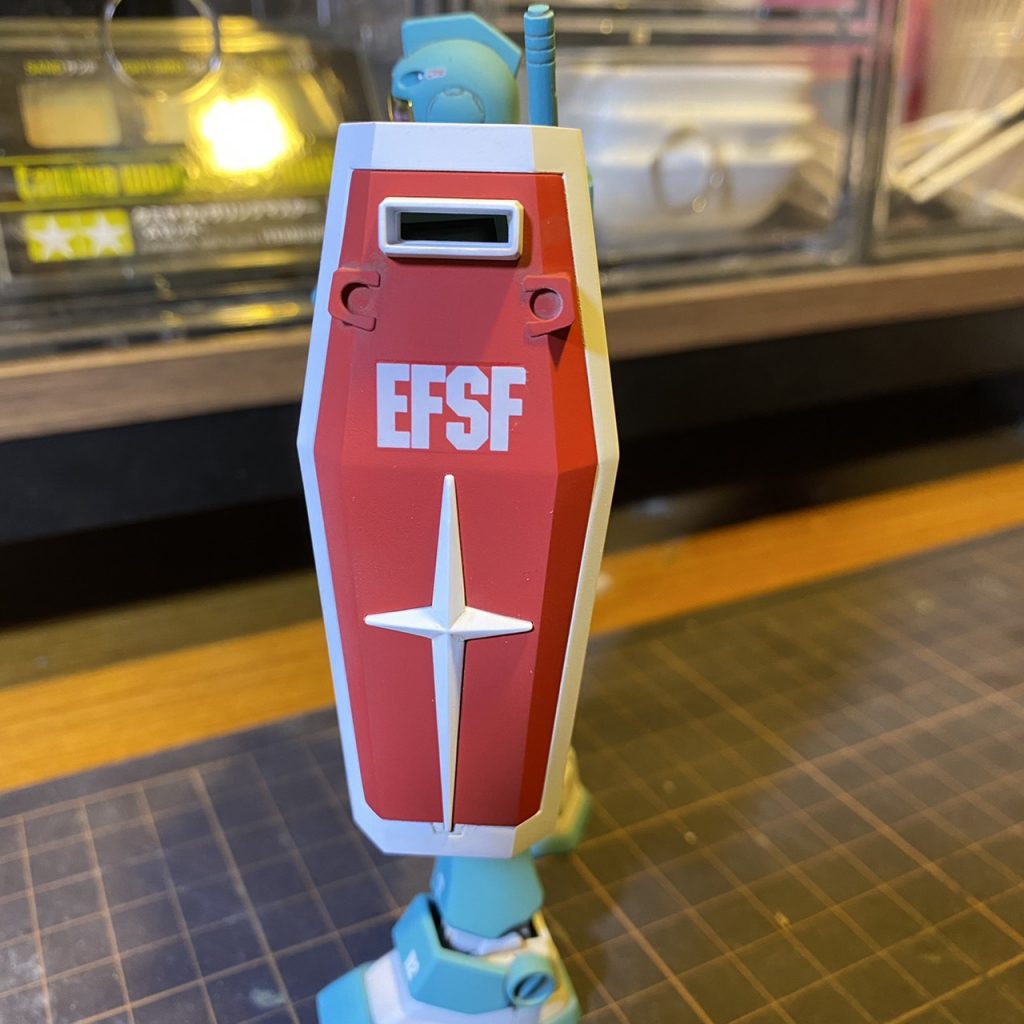 シールドは共用品ってことでガンダムと色を合わせています。