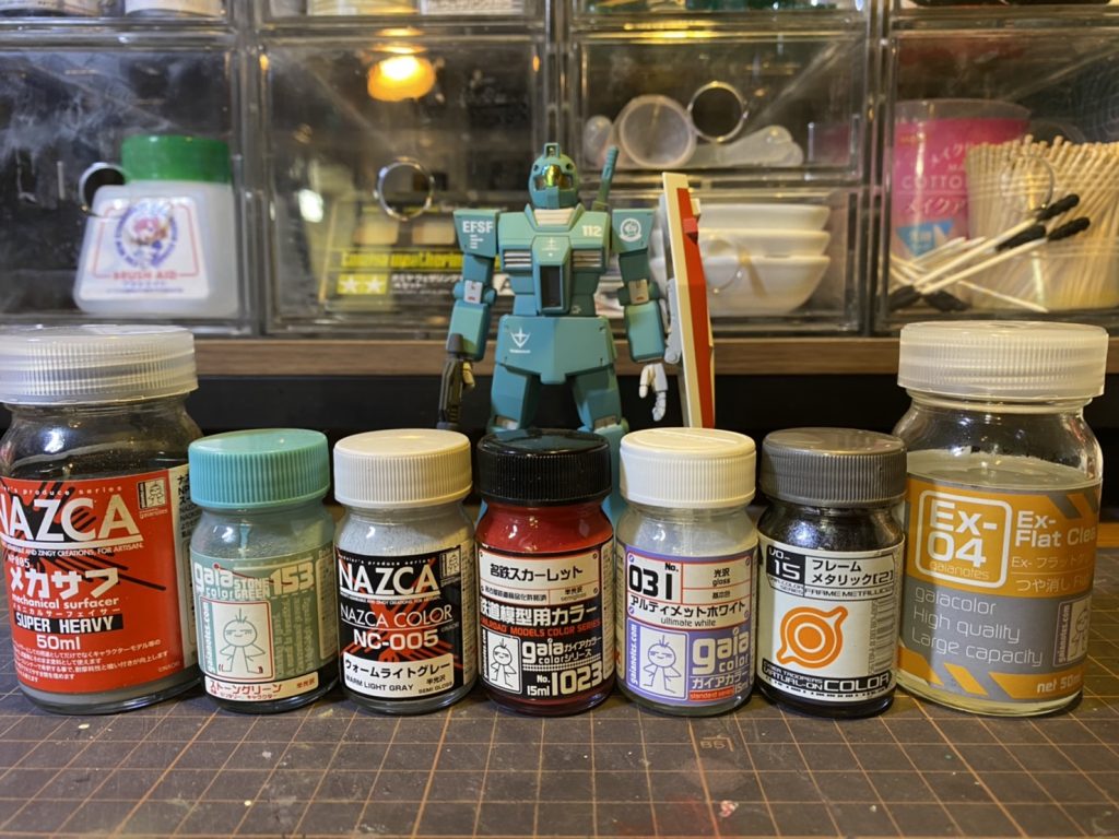 塗料備忘録。ストーングリーンが好きでして!墨入れは愛用のウェザリングカラー・グレイッシュブラウンです。馴染む。カメラは以前作ったジムⅡに合わせて、ハセガワゴールドフィニッシュの上からHIQオーロラグリーンシール。まだ研究が必要だ…。