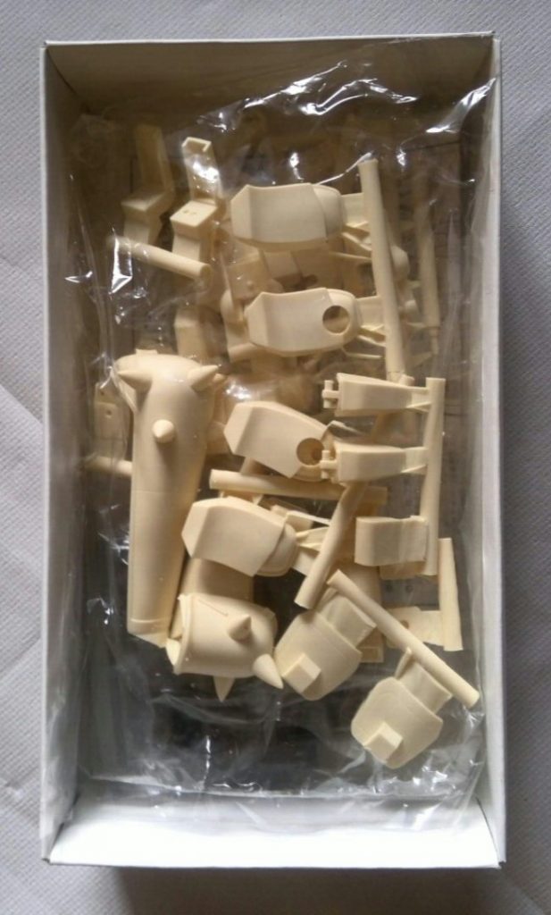 改造レジンパーツ。ハイザックは芯ぐらいにしかなっておらず、そのままでは当然ハイザックには付きません。加工の連続です。