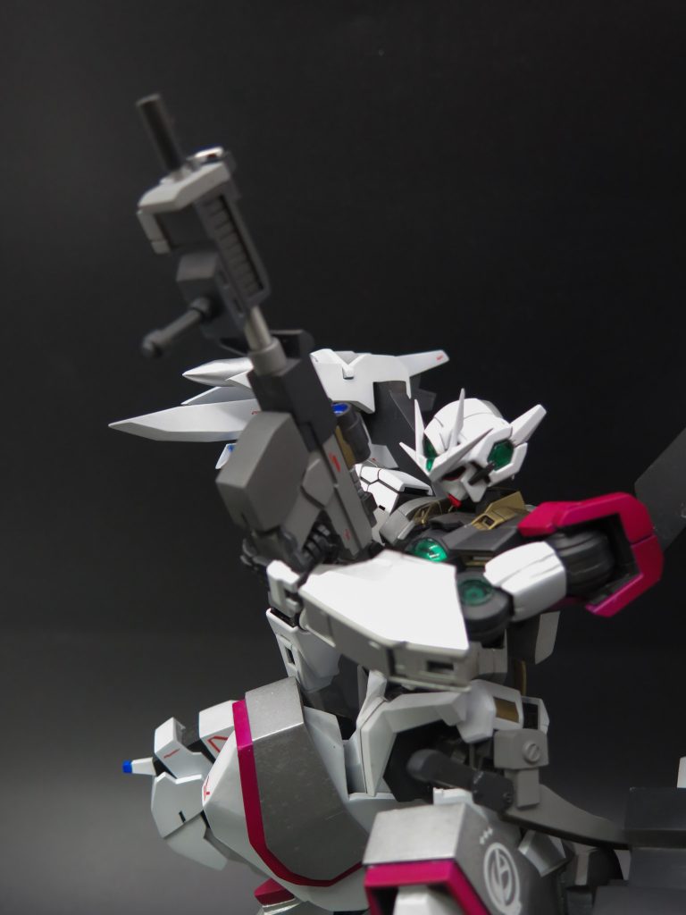 GNライフル--アスクレピオスMk3本機専用のビームライフル、バレルの交換によって、近/中距離戦闘に使えるアサルトモードと、長射程で高威力のスナイプモードを切り替える。