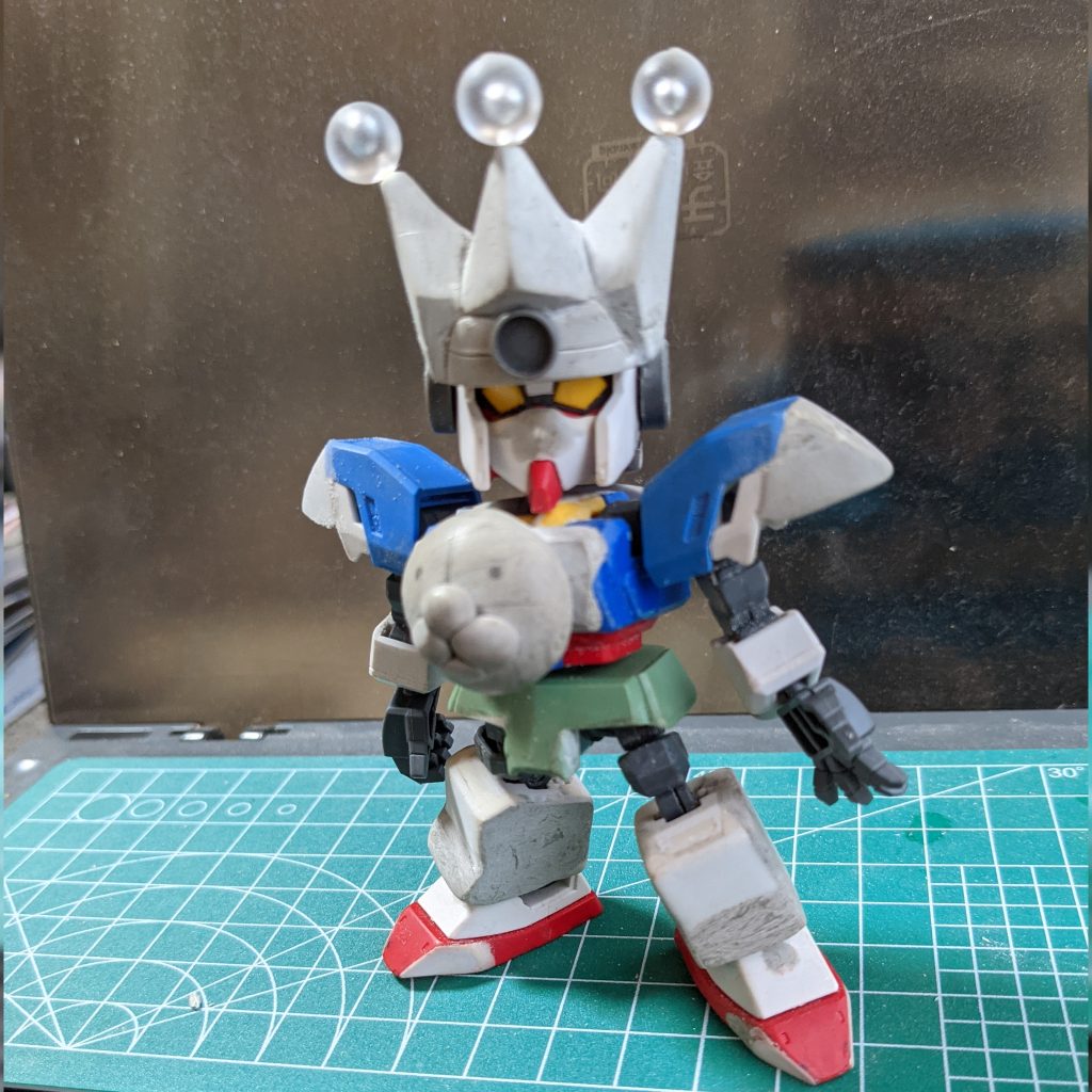 制作中。ガンダム足パーツがプラバンとパテで四角足パーツに変貌を遂げています😆王冠の先端はボールジョイントのボール。なかなかデカいヤツ。接続の額の赤いパーツ以外全てパテなので頭部はかなり重い🤣🤣🤣例のごとく胸の顔がちがーう🙊