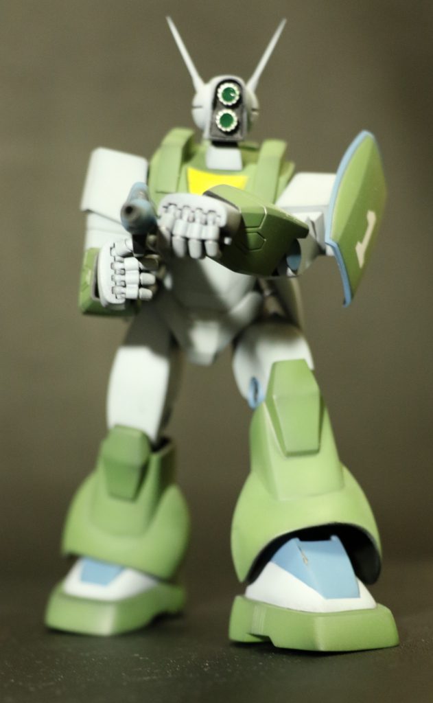 肩関節は引き出し式の為両手持ちが可能です。