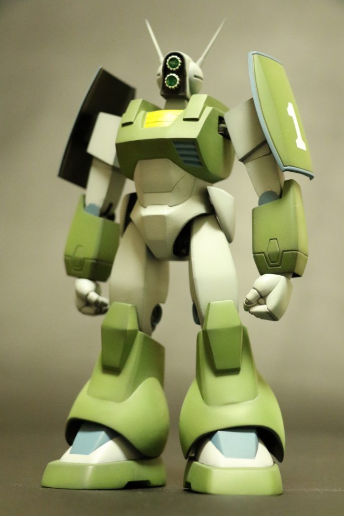 両肩にシールド装備の1号機です。