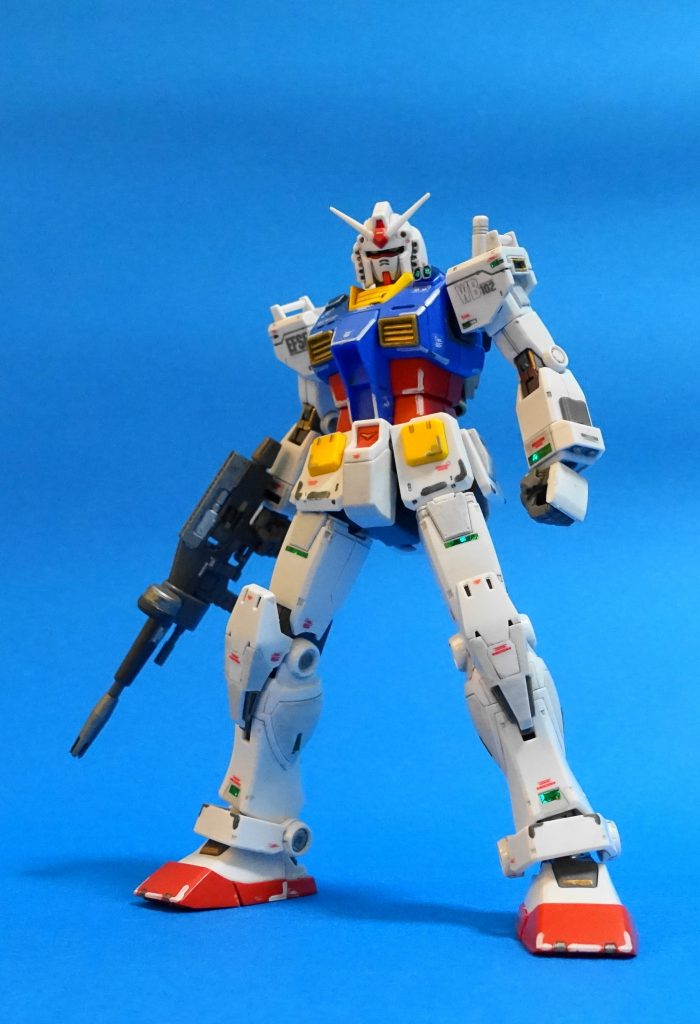 私は断然オリジン版がお気に入り。HGではベストと思っています。ただ、後ろのキャノン砲、嫌いなのでとっちゃいます。あと、逆さのシールドも苦手。昭和のガンプラファンなので（笑）