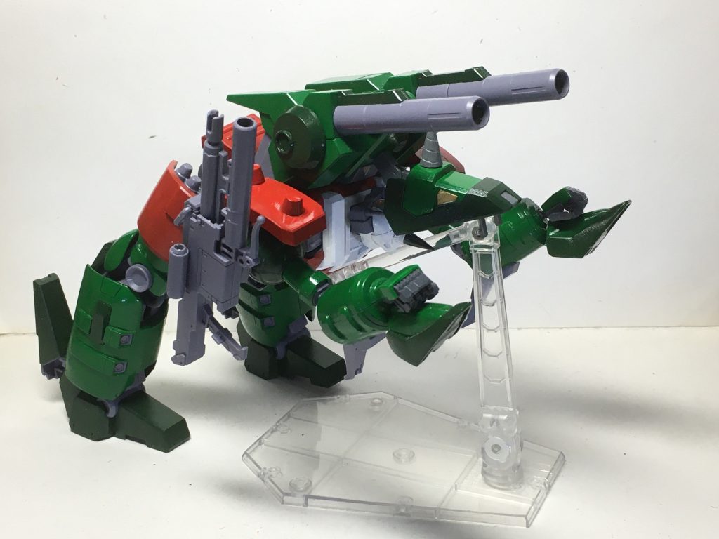 見づらいですが、Hiーνの足の横には、プラ板で目を接着し塗装しています。