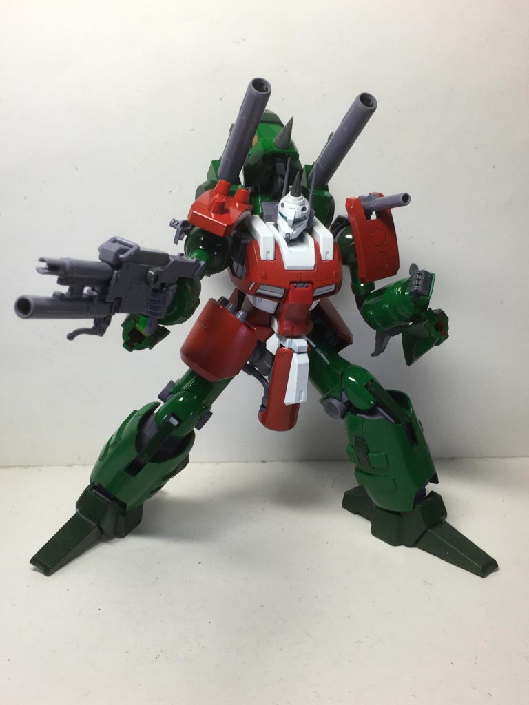 追加として、1/100ディテールパーツの連邦ハンドを使用。握り手と平手がほしいので、塗装して使用してます。そのままではポリキャップには緩めなので、多少パテでハマるようにしてます。