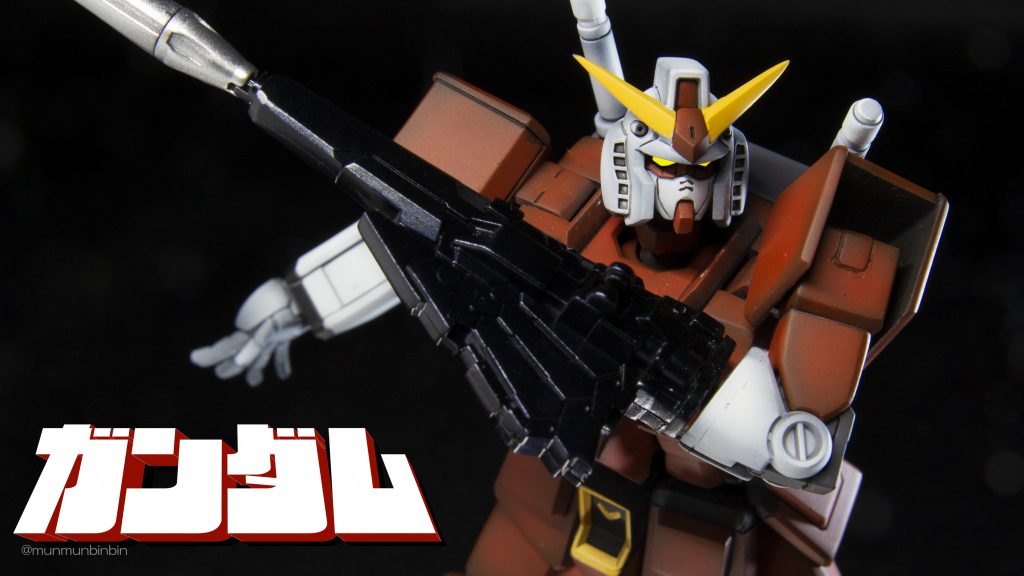 使用した塗料下地:サーフェイサーエヴォブラック(赤部分)、メカサフスーパーヘビー(関節部やホワイト部)赤:キャラクターレッド白:キャラクターホワイト黄:エヴァオレンジイエロー、クリアイエローを光沢塗料と混ぜたもの(ツインアイ)黒:exブラック金:スターブライトゴールド銃口:ガンクローム銃身:プリズムブルーブラックトップコート:スーパースムースクリア(つや消し)、サイコガンは光沢ツインアイは黄→光沢マシクリアイエローでキラメキをちょい足し(写真では加工してしまっていますが)コブラが金髪なので、アンテナは初ガンのバリエーションにある黄色アンテナにしています。グラデーション塗装は初めてだったんですが、クドくなりすぎないよう抑えめで行いました。まぁ塗装中ところどころ溜まり作ったりしてｳｪｯてなったんですが概ね満足。最近市販された塗料、プリズムブルーブラックは塗った直後はいい感じの青(ボディーシャンプーのダブの押すところみたいな青)だったんですが、乾燥すると黒くなりすぎてちょいと使い勝手がよくわからなかったですね…また今度色々試してみたいです。