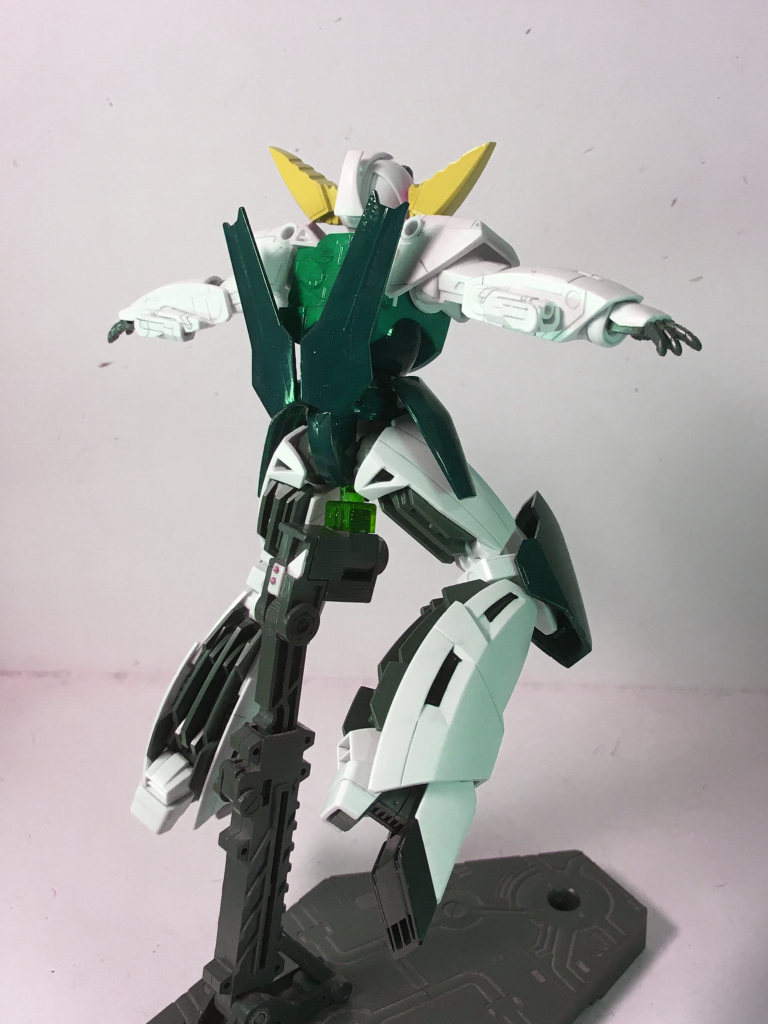 前回投稿したターン慧音ガンダムの変身形態。頭部サイドの角が９０°回転して、リアスカートが１８０°回転し、更には機体の色が変わるという設定です。色の変更はアプリで変えています。