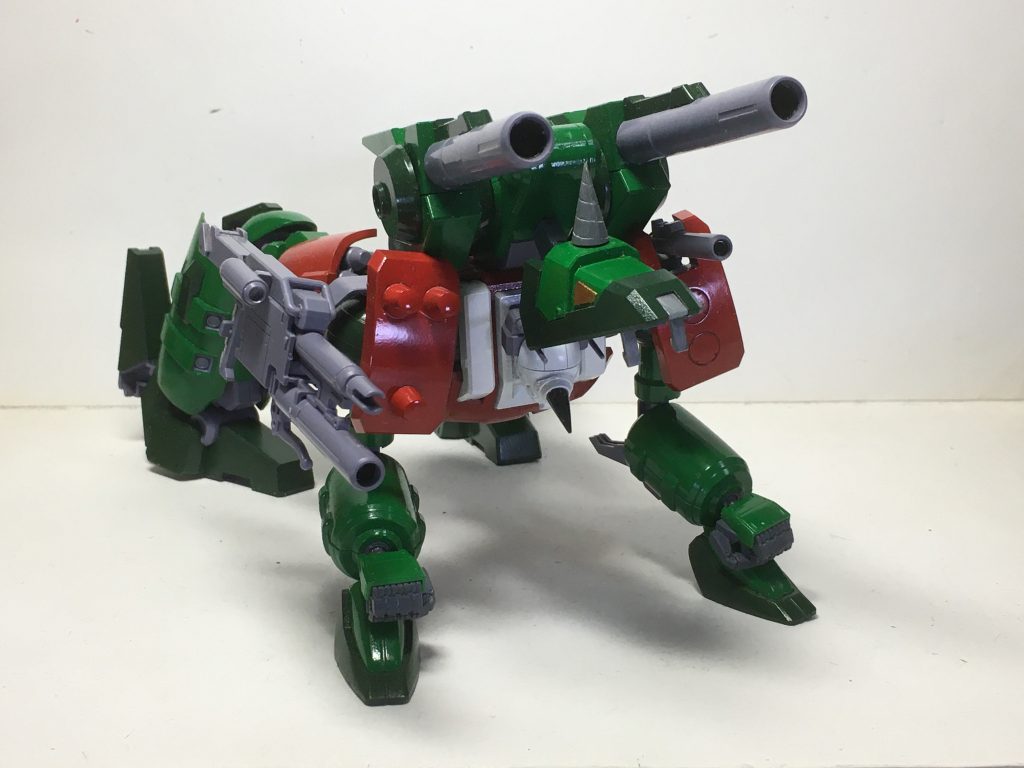 MGHi-νの足は、底からスラスターが開きますので、それを利用して牙に見た立てます。