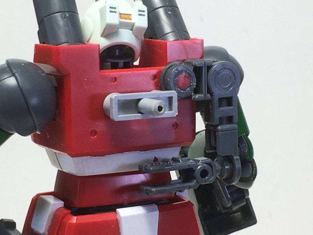 制作にあたって、ビームライフルが収納できるようにジョイントパーツを接着。画像の通り、右肩後ろあたりに接続しています。見やすいようにバックパックは外してます。