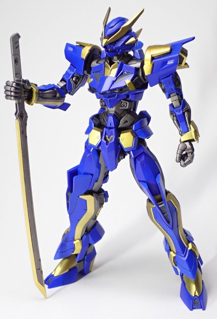 刀はバルバトスから。手はコトブキヤさんの丸指ハンドです。手首の部品の向きは間違えている訳ではありません。わざとです。肩幅を左右1mm、合計2mm縮めています。さらに1mm縮めた方がよかったかも知れません。（胴と肩の間の隙間が広すぎる。）