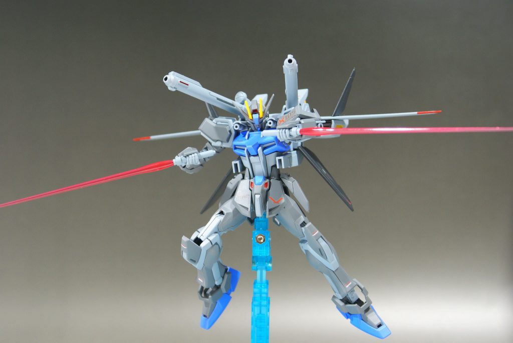 前回同様、フリーダムのポーズをオマージュ