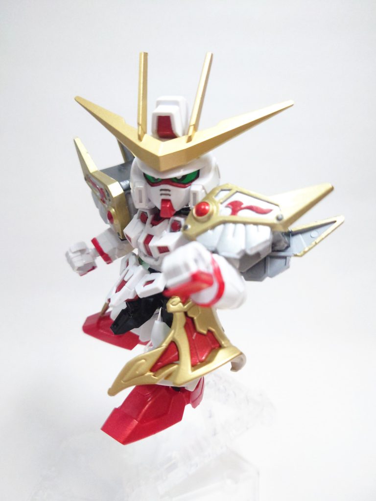 曹操挙兵の頃より曹操に仕え、曹操の親戚筋を除けば李典と並んで最古参と語られるのが楽進です。曹操としては文官(記録係)として採用したらしかったんですが、「何で最初文官で連れてきたんだ」と思う程、攻守共々逸話に事欠かない勇将でもあります。敵陣へ一番乗りして功を立てる一方防衛戦もこなせるマルチプレイヤー、方向性が真逆の戦略を打ち立てる都合このあたりって武装でどうこう出来るかって言われると難しいなーと感じ、格闘一辺倒の構成にしてみました。それこそ、電撃戦兵装と防衛戦兵装をスイッチしても良かったんですが、己の身一つで敵陣を駆け抜ける一番槍としての身軽さと100人組手の如く敵を蹴散らす持久力を両立できるとなると、格闘かなーと解釈した次第です。名称の「スヴィエート」はロシア語で光という意味です。光の速さのように戦場を駆け抜ける一番槍としての側面と、防衛戦において味方の兵士を鼓舞する光の意味を込めてこの名称にしました。