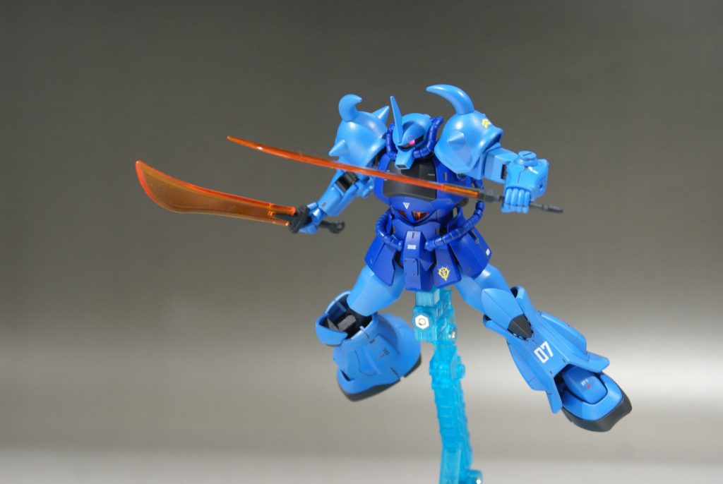 モノアイはラインストーンを埋め込んでいるので光の反射で発光しているように見せています。また、キット通りモノアイは可動します。