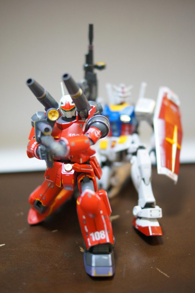 紅白でおめでたく？てか、真っ赤で主役機よりもずっと目立っているなのにシャアザクのように「赤い・・・なんちゃら」と呼ばれることはない。こんなに目立ってるのに？通常の三倍で動かないと注目されないのか、な？