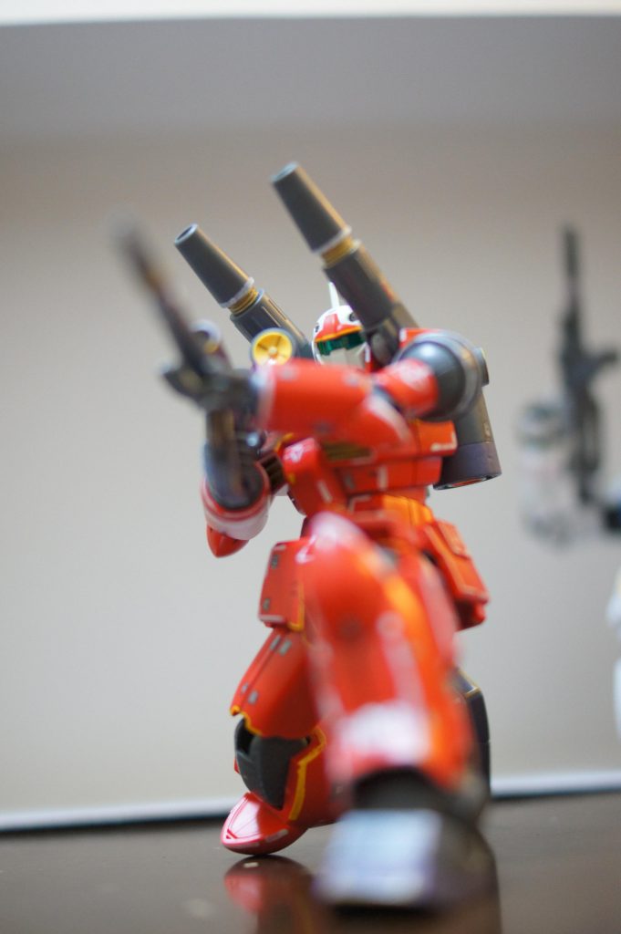 無改造でポージングがよく決まります。設計の新しいガンプラは、アクション・フィギュアですね。80年代に並んで買ったガンプラとは隔世の差。ちなみに1000円程度で買えるこのガンキャノン、タイのデパートのおもちゃ売り場では3000円でした。どうりでお台場ガンダムベースで外国人がガッツリ大人買いしているわけだ。