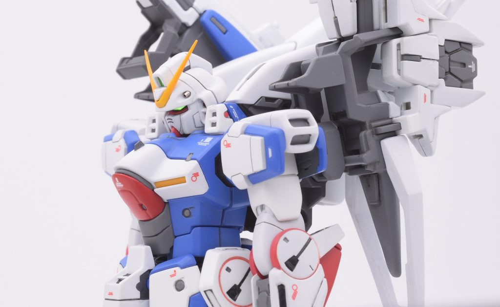 ツインアイ、センサーはメタリックテープを貼り付け。本体のデカールはMG版Vガンダムを参考にし、あまり多すぎにならないよう調整しながら貼り付けました。写真のスタンドはペイントソフトで消しています。