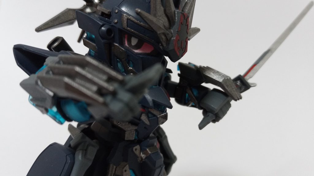 右向き目睨みも効かせられます…!