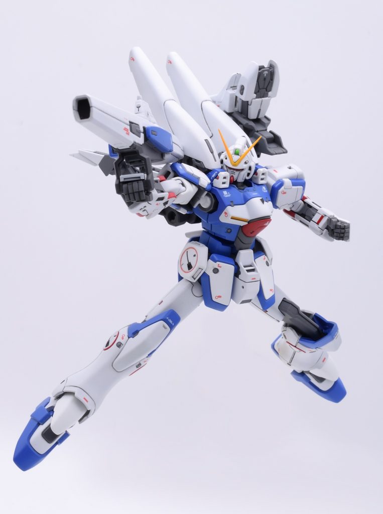 プロポーション変更はせず、青空をバックにしたセカンドVの写真を参考にディテールを追加しています。加工部分は、アンテナとミノフスキードライブ先端部シャープ化頭部バルカンをメタルパーツ化肩部スジ彫り胸部モールドパテ埋めし、少し上にフィンをプラ板にて作成し追加肩上部・股間部・大腿部モールド追加各部ダクト彫り直しミノフスキーシールド肉抜き埋め+ディテール追加ミノフスキードライブ内部ディテール追加あとはビームライフルなど、気になる部分のみ合わせ目を消しています。