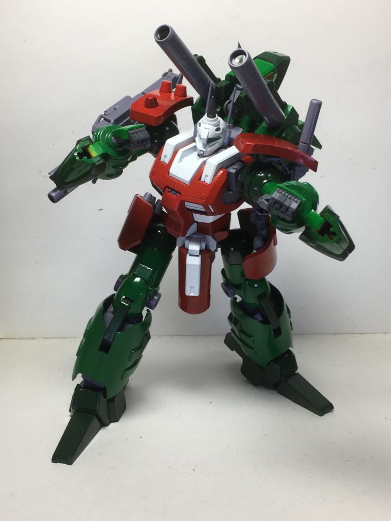 ビームサーベルを持たないディフェンダーは、マーシャルアーツで近接対応する。