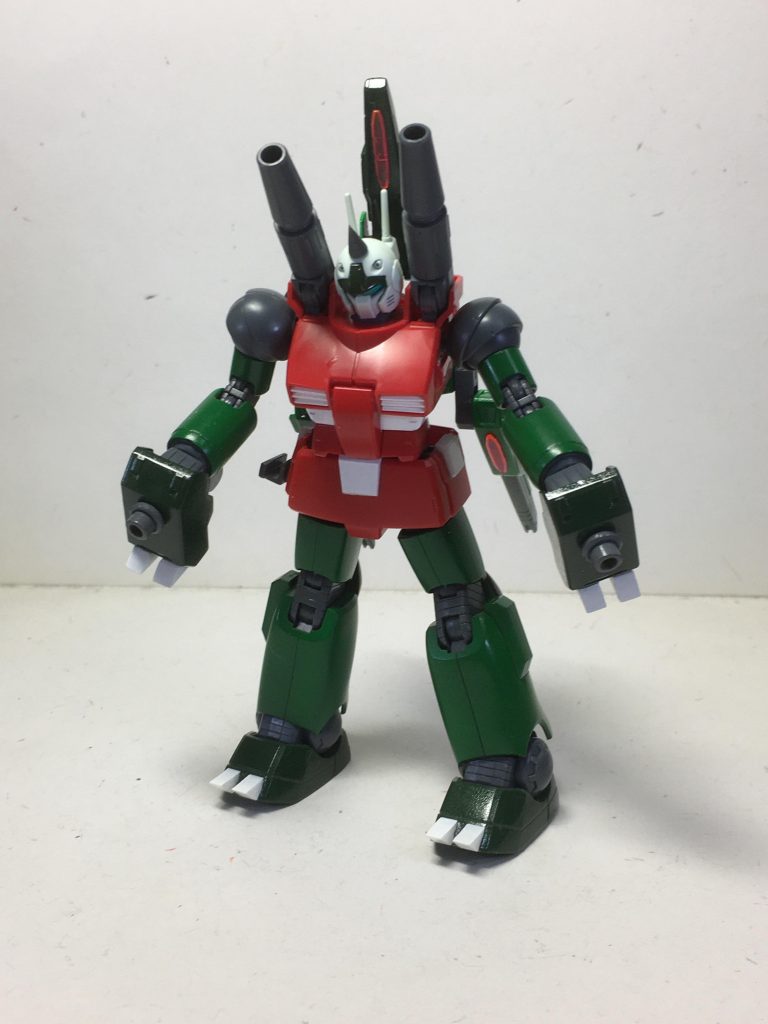 この形態の立った時のポージングはこの通り。下半身が180°回転しているため、かっこ悪くなってます(笑)。