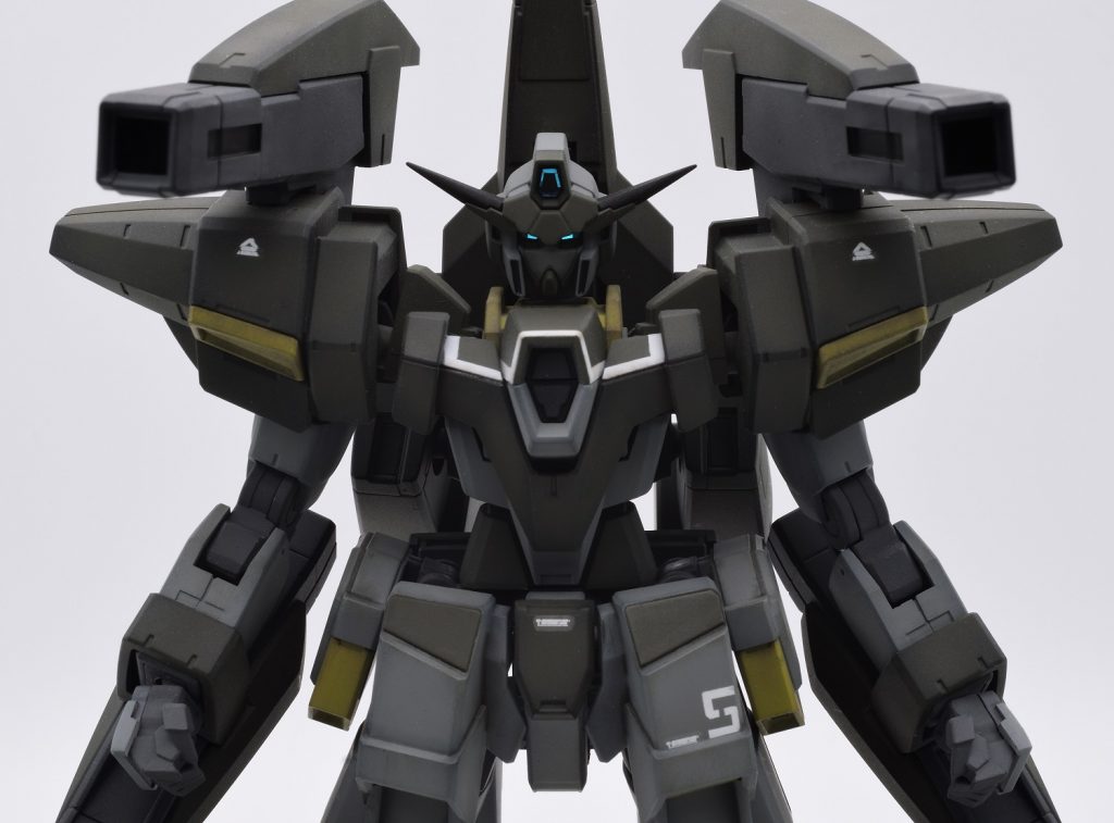 ツインアイ、センサー等はメタリックテープを切って貼り付け。機体の色が暗いのでいいアクセントになっていると思います。