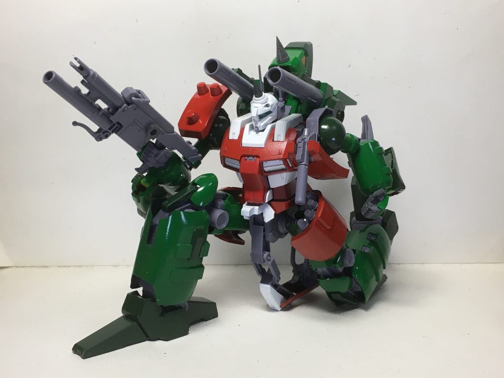 ”砲撃形態”フロントアーマーを腰部下方に展開して正確な射撃が可能。