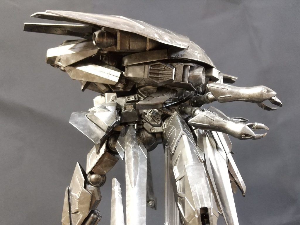 サイドショット。前方に突き出ているのは腕で、片側２本ずつ、計４本腕にしています。