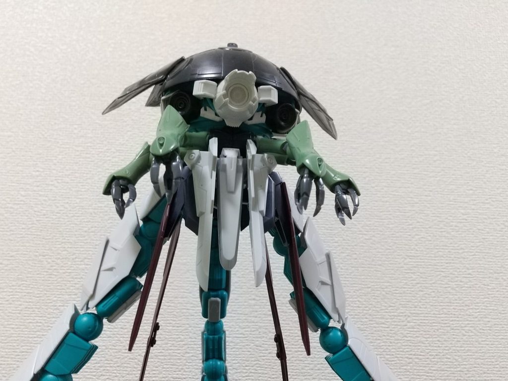 顔はアウンリゼアーマーとノイエジール他、ジャンクパーツにて作成。フロントアーマーはギャプランのものにノーネイムライフルの羽らしきものをちりばめて、わきゃわきゃした感じに。