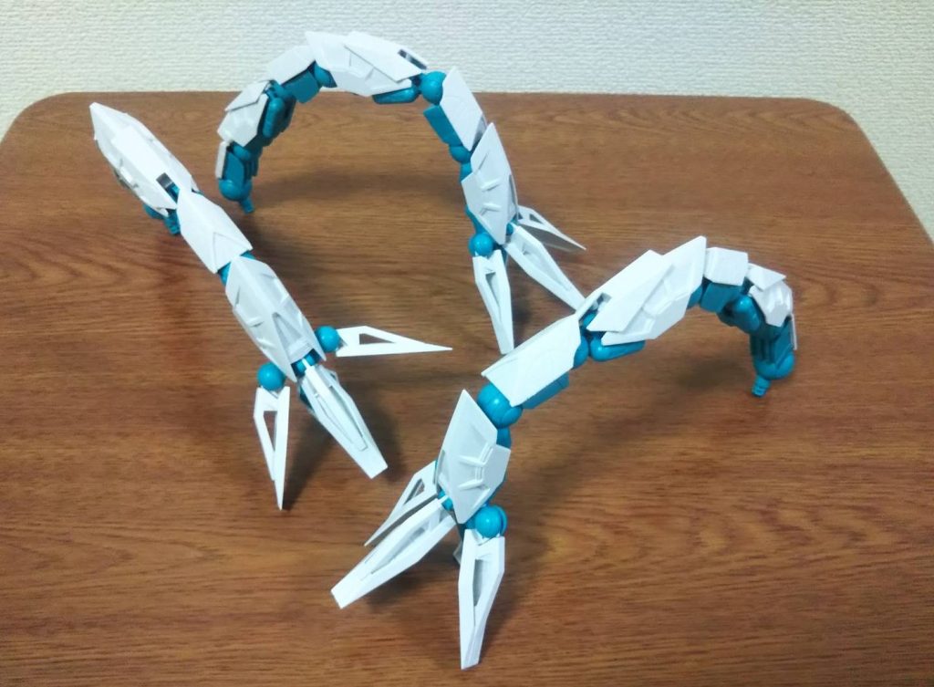 足の作成足は全てウォドムポッドの足を複数組み合わせて作成してます。計５体のウォドムポッドから出来ています。つま先は四つ股にしてバランスをとれる構造にしてます。あと足は３本なので、基本的にバランスはとりやすいです。三角刑は構造的に素晴らしい！！