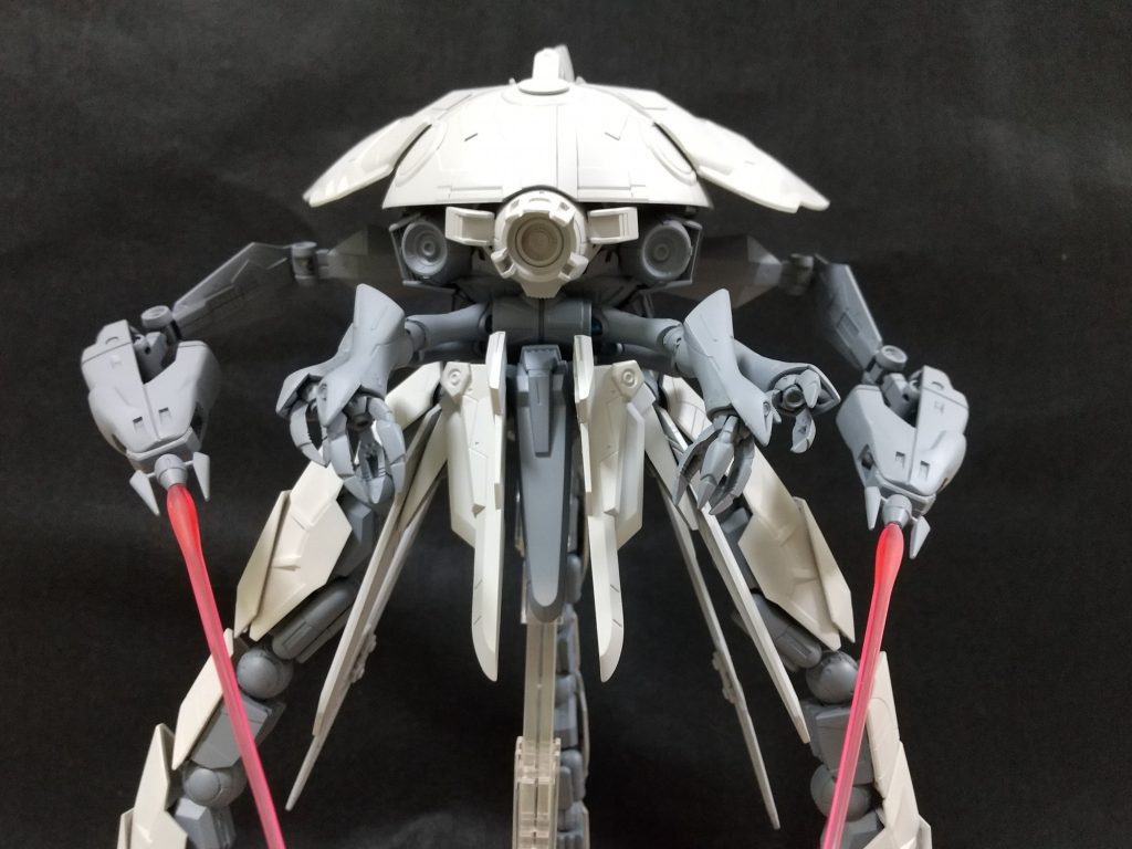 最後に隠し腕と全体のバランス確認。この後シルバー色で塗装。その上からつや消しブラックでフィルタリング。結局2色のグレーサフは、見事にその濃さの違いの効果を発揮すること無くつぶれてしまいました・・