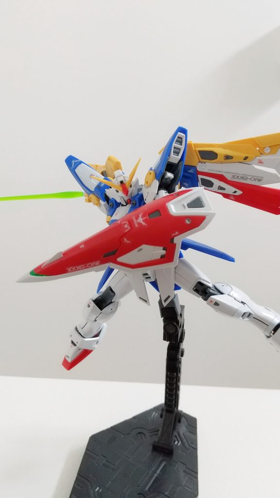 ビームサーベル構えポーズです。ウイングガンダムは緑のビームサーベルも似合います。ちなみにビームサーベルはちゃんとシールドに収納できます。