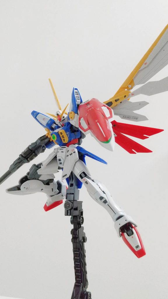 RGの独自アレンジとして、翼が派手に展開します。これがヤバイです笑  一気にシルエットが変わって、とても見映えが良くなります。