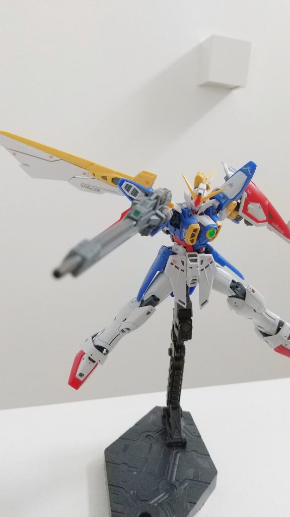 バスターライフル構えポーズです。ウイングガンダムといえばバスターライフルですね。大きめの装備ですが、しっかりと保持しながら構えることができます。