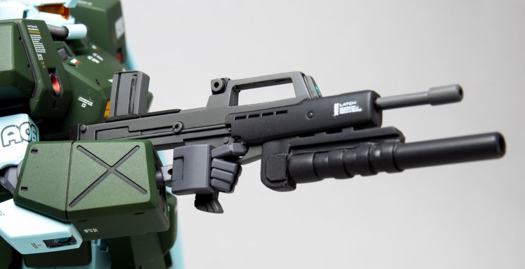 ジム・ライフルはマガジンを上につけかえ、グレネードランチャーを追加。