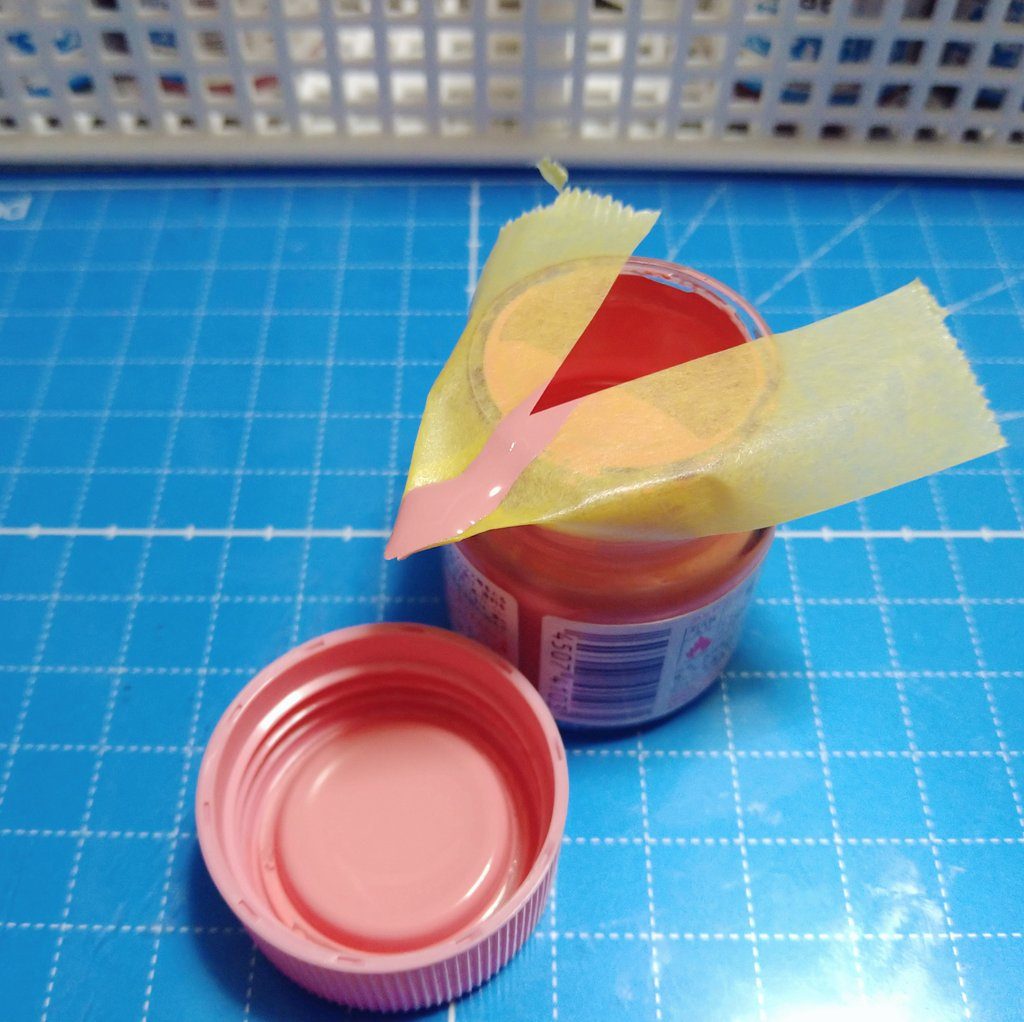 ここで裏技をご紹介!塗料瓶からエアブラシ等に注ぐとき、マステをいい感じに貼るとスポイト要らずで楽チンですΣd(・∀・´)