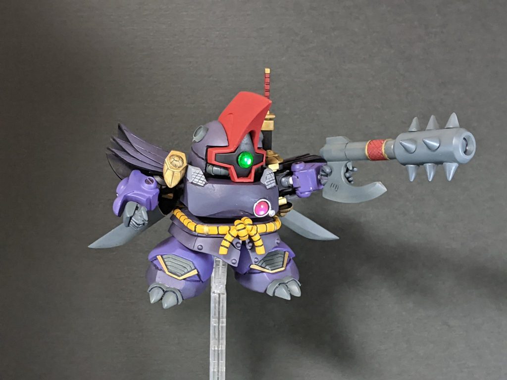 専用ハンドで武器を構えることができます。CSフレームを使用しているのでスタンドにも対応しています。可動少な目、首もそんなに回りません。