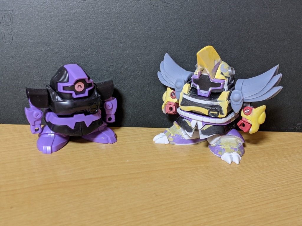 基となったドムと比較フレームと鶏冠でやや大きく見えます。