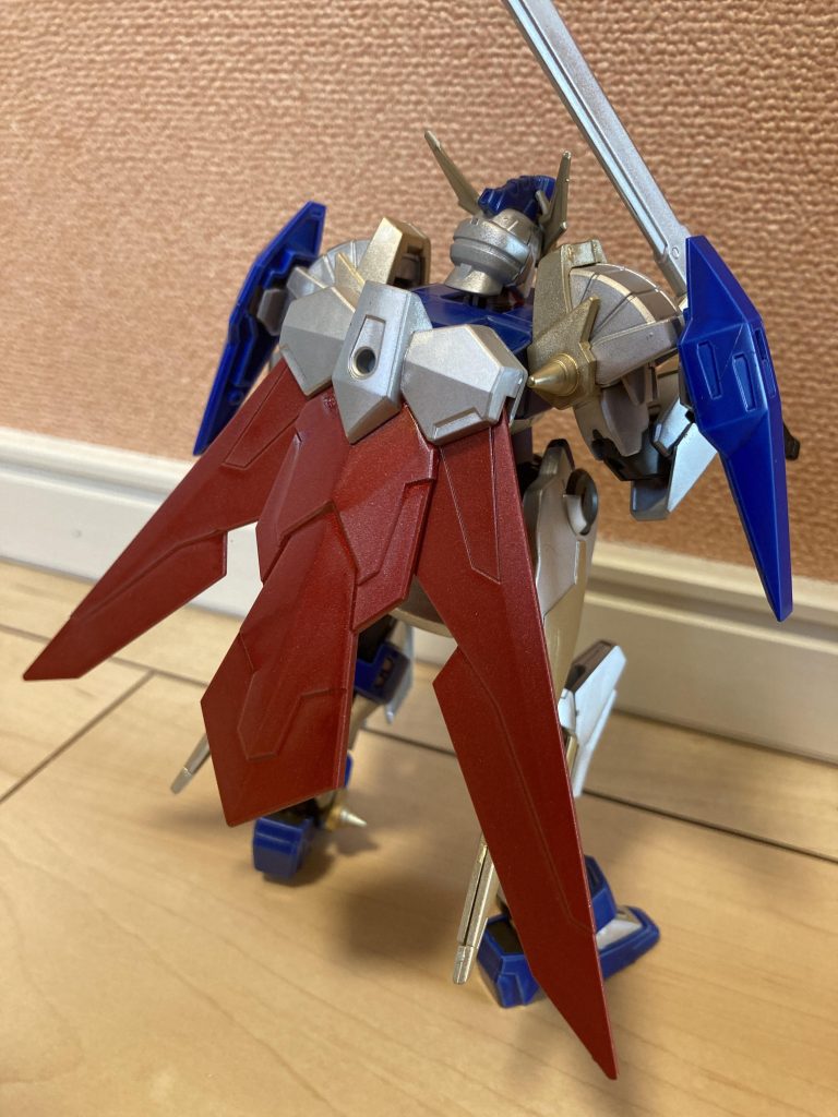 背面マントは赤のままで無機質感を出す為にメタリックレッドにしました(…普通の赤が無かっただけです笑)肩パーツの小さいウイングみたいなパーツは、オーライザーのパーツに変更しました。