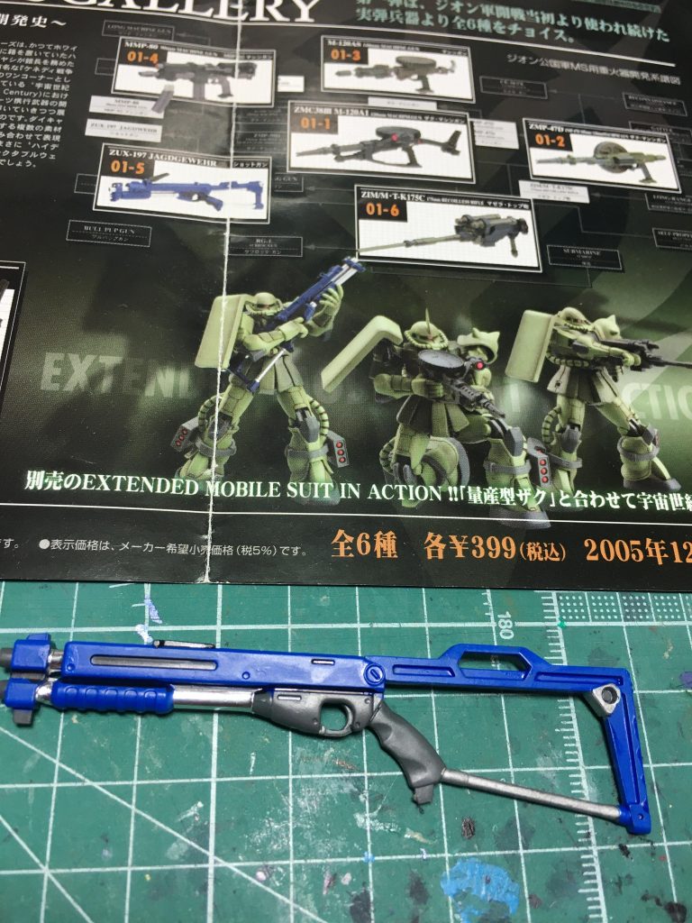 詳細な工作は製作ストーリーをご覧ください。やったことは大雑把に言えばモノアイのクリア化、バーニアや前腕の丸モールド開口などです。 ショットガンは過去作のケンプファーから借用し、ゲートや合わせ目の処理を行っています。配色は知る人ぞ知る?な「U.C.ARMS GALLERY」に収録されていたものを参考に青を主体に塗装しています。 塗装はガンダムマーカー中心です。このキットの為に事前に購入しておIいたジオン系マーカーセットを使用。相性抜群ですね!本体部緑=ザクライトグリーングレー1=Mr.カラースプレー ニュートラルグレーグレー2=ファントムグレーグレー3=ジオングレーグレー4=ガンダムグレー赤=同レッド黒=同ブラック青=同ブルー銀=同シルバー紫=同パープル金=同レッドゴールドデカールは汎用性が高そうと思っていたがあまり使い道がなかったF2ザク用デカール、最近再販が掛かったジオニック社機体用デカール、フライトタイプで余ったものなどを使用。いつもより多めに貼っています。