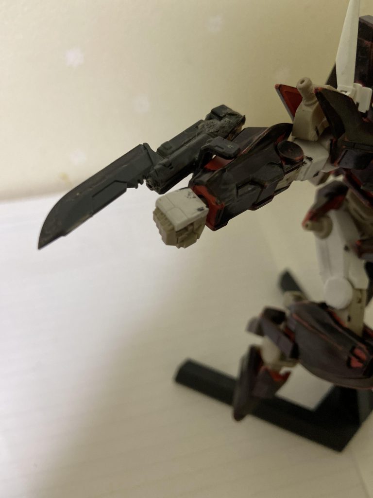 GNサブマシンガン、銃口部分にナイフが取り付けられており、射撃兵装としての役割と別にナイフを使ってコックピットを貫くトドメの役割もある。