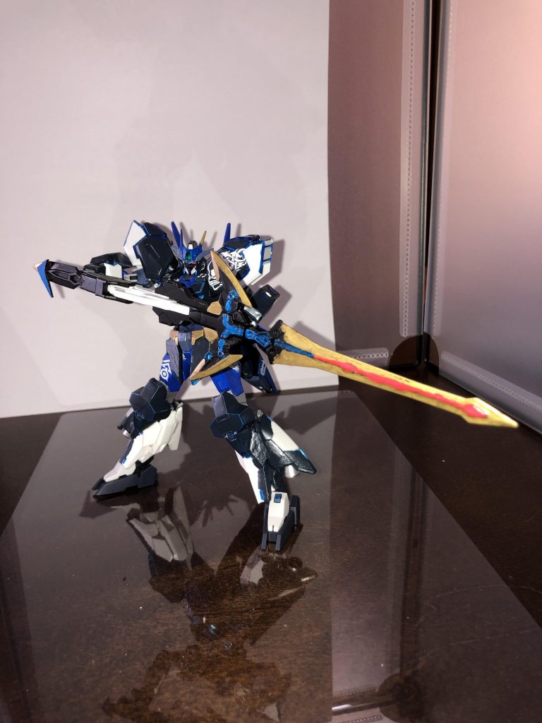 剣刻……コアガンダムのライフルに専用のアタッチメントをつける事により剣になり近接での戦闘を得意とし、刃に空気中の粒子を纏う事で、空間自体を切り裂くこれにより相手に傷を与える時、まるで時間が削られた様な感覚になる設定です