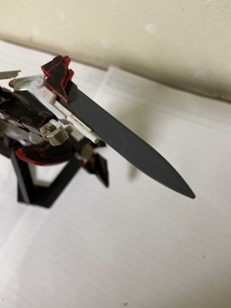 GNガンソード、バスターソードとファングを失ったスローネの新たなメイン武装ハンドガンとソードを結合させており、エクシアのGNソードと同じ機能を持つ。