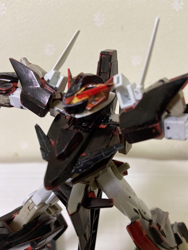 頭部はバイザーのようなもので隠れており、搭乗するマイスターや目的も不明、ちなみにスローネアベンジャーという名前は、戦闘時の映像を見たアロウズの技術者が付けた仮の名前。