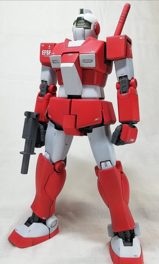 全体像。主な改修点は、頭 バルカン砲の穴埋め。胴体 胸部インテーク、コクピットはプラ板による製作。腰アーマーの小型化。腕 特徴的なザク風の肩は個人的に気に入らなかったのでショルダーアーマーを肩パーツと同じ位まで小型化する事で再現してみました。脚部 アンクルアーマーを削除。脹脛にバーニアを増設しました。武装 ビームピストルはプラ板とプラパイプから製作。ビールサーベルは延長しています。