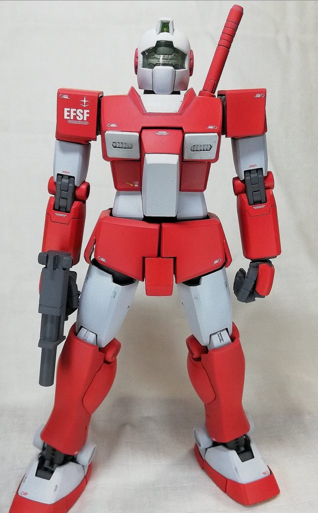 まえ。カラーリングは設定ではオレンジ系なのですが、個人的な好みでなるべく赤に近くなるようにしています。デカールを貼ったあとトップコートし、ウェザリングカラーのマルチグレーでスミ入れも兼ねて軽くウォッシングして完成です。