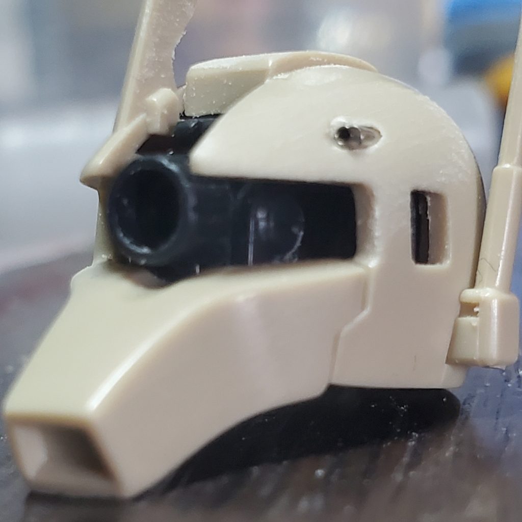 頭のバルカンは金属パーツに置き換え。