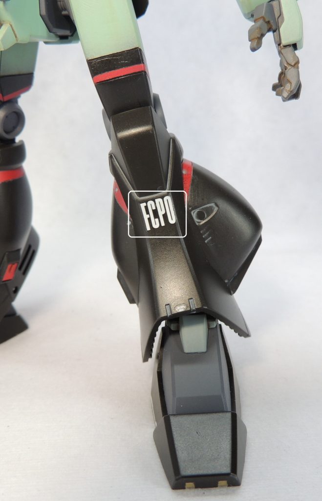 左胸と左足の「FCPO」の文字は6㎜幅です。ハイキューパーツ製のCNDデカール・アルファベットが、サイズ・フォントとも適していると判断しました。